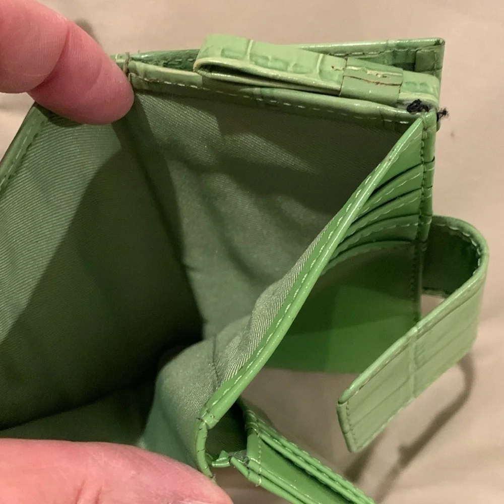 NWT w/defect.Wilson’s Bifold Wallet. Never used but has an area of cracking.‌‍‍‍